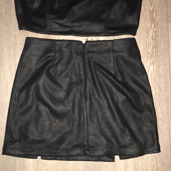 MATTE BLACK SNAKE SKIN SKIRT - Picture 7 of 8